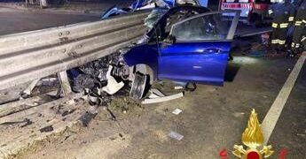Auto si schianta contro guardrail e si spezza in due: miracolosamente illeso conducente