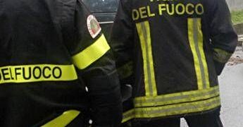 Bari, esplosione e incendio in edificio ad Adelfia: 5 squadre dei vigili del fuoco in azione