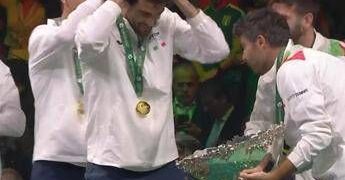 Bolelli alza la Coppa Davis, ma… la rompe