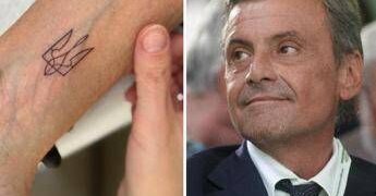 Calenda e il tatuaggio per l’Ucraina, la foto su X