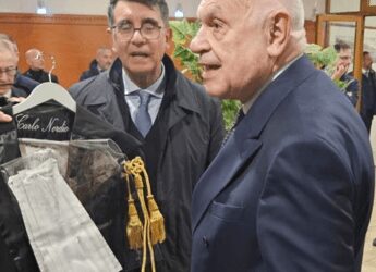 Carceri,durante visita a Secondigliano Nordio riceve una toga fatta da detenuti