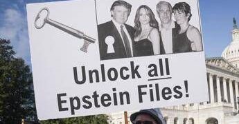 Caso Epstein, Trump firma la legge per la pubblicazione dei file