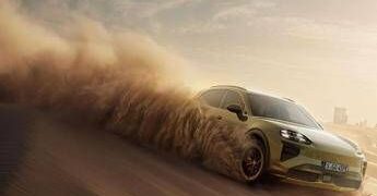 Cayenne Electric: il debutto a Dubai tra tecnologia e potenza nel deserto