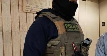 Chicago, agenti armati all’asilo: “Maestra, è in arresto”