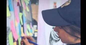 ‘Ciò che l’amore non è’, su Camper rosa della Polizia i post-it contro la violenza di genere