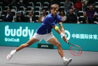 Cobolli colpisce nastro e impreca, Munar lo riprende: tensione in finale di Coppa Davis