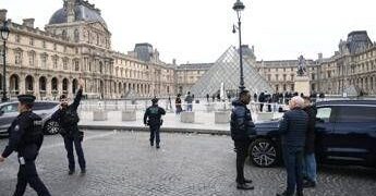 Colpo al Louvre, altri quattro fermi per il furto dei gioielli della corona francese