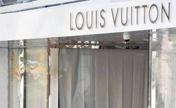 Colpo grosso da Louis Vuitton in via dei Condotti, vetrina sfondata con l’auto e merce rubata