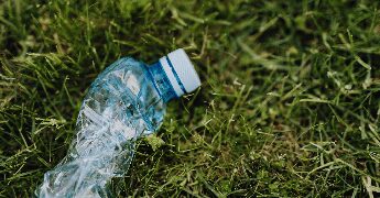Comprano un terreno e costruiscono una casa… fatta di plastica