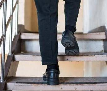 Due piani di scale ogni giorno, l’esercizio top per gli anziani e i benefici