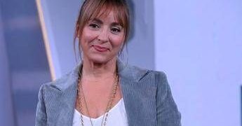 Famiglia nel bosco, Raznovich: “Io cresciuta in un Ashram non giudico chi fa scelte diverse”