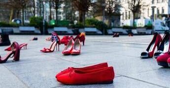 Femminicidio, la Camera approva all’unanimità il ddl: ecco il nuovo reato