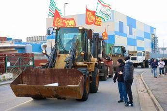 Genova, lavoratori ex Ilva bloccano strada con mezzi da cantiere: “Mille posti a rischio”