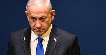 Hamas consegna corpo di un altro ostaggio. Mandato arresto per Netanyahu da Turchia: “Genocidio”