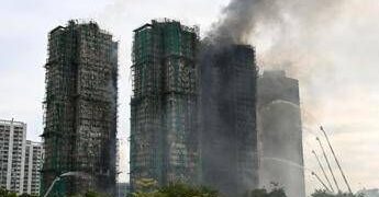 Hong Kong, almeno 55 i morti del maxi incendio: soccorritori cercano sopravvissuti