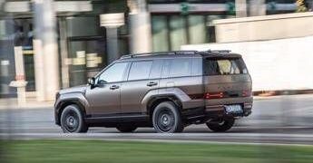 Hyundai Santa Fe, per il MY 26 un ibrido plug-in più performante e ‘ricco’