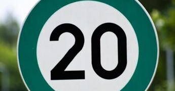 I segnali stradali verdi ‘debuttano’ nel Regno Unito, cosa significano i ‘green signs’