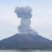 Il vulcano Sakurajima si ‘risveglia’: alta colonna di cenere e fumo