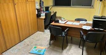 Incappucciati tirano bomba carta e imbrattano con svastiche scuola a Roma