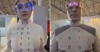 Iran svela i suoi robot, sono due persone mascherate…