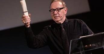 Kevin Spacey senza fissa dimora: “Vivo in Airbnb e in hotel, vado dove c’è lavoro”