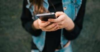 Lo smartphone rallenta il cervello, controllare troppe volte il cellulare fa male: gli studi