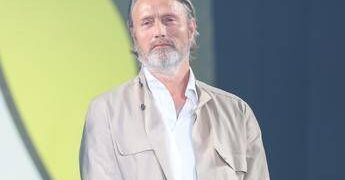 Mads Mikkelsen compie 60 anni, l’attore danese che ha conquistato Hollywood