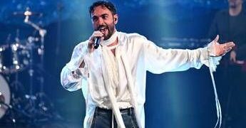 Marco Mengoni e la bimba di pochi mesi al concerto: “Tua mamma è una pazza”