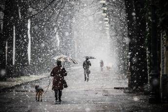 Meteo, brusca virata nel weekend: calo di 10 gradi, neve anche in pianura