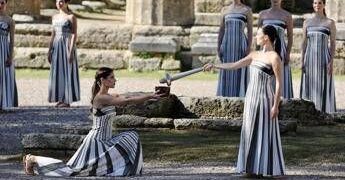 Milano Cortina 2026, accesa la fiamma olimpica con i primi tedofori Belmondo e Zoeggeler – Il video