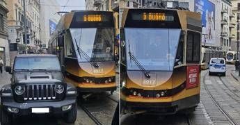Milano, un’auto parcheggiata male manda in tilt i tram: tutti a piedi