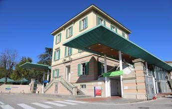 Nasce con onfalocele gigante, neonata salvata dopo 5 interventi