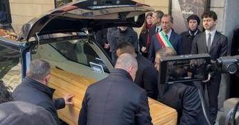 Ornella Vanoni, feretro arriva tra gli applausi al Piccolo Teatro: apre camera ardente a Milano