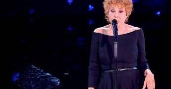Ornella Vanoni: le canzoni e Sanremo, gli amori, la confessione sul funerale e l’ultima provocazione