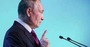 Putin: “Piano Usa base per accordo. Stop combattimenti se Ucraina si ritira da terre Russia”