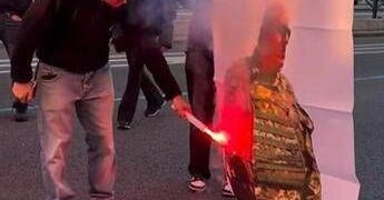 Roma, manifestanti ProPal bruciano immagine Crosetto: “Non ci arruoliamo”