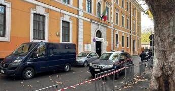 Roma, telefonata segnala bomba all’istituto De Amicis: studenti evacuati
