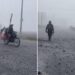 Russi in moto tra la nebbia: in un video virale l’assalto a Pokrovsk mentre la città resiste