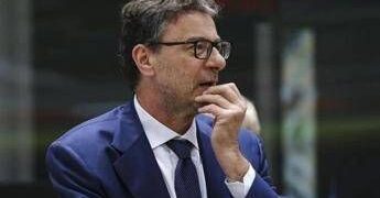 S&P conferma rating Italia a BBB+ e outlook migliora. Giorgetti: “Il lavoro paga”