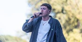 Sanremo 2026, Tredici Pietro tra i big: chi è il rapper che ‘odia i raccomandati’