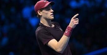 Sinner, mini ‘mistero’ a Seul: entra in campo in ritardo. Poi fa giocare un bambino con Alcaraz