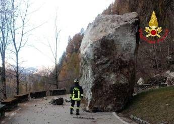 Sondrio, frana la montagna a Lanzada: macigno sulla strada