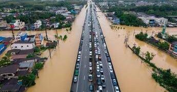 Thailandia e Indonesia travolte dal maltempo, devastata l’isola di Sumatra: decine di morti e dispersi