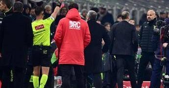 Tocco di mano in area rossonera, proteste e Allegri espulso: caos nel finale di Milan-Lazio