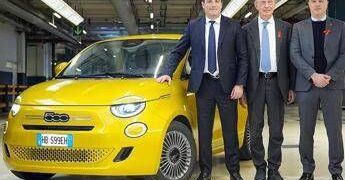 Torino accoglie la nuova Fiat 500 Hybrid: produzione e rinascita a Mirafiori