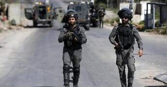 Tre attivisti italiani feriti da coloni in Cisgiordania. Netanyahu chiede la grazia a Herzog