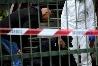 Trovato morto con ferite alla testa nell’androne di un palazzo, giallo a Napoli