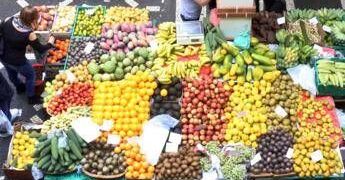 Trump abbassa dazi su carne, banane, caffè e pomodori