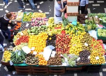 Trump abbassa dazi su carne, banane, caffè e pomodori