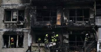 Ucraina, Kiev ancora sotto attacco: raffica di missili e droni. Zelensky: “Russia colpisce strutture civili”